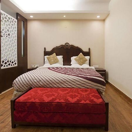 Oyo Premium Pitampura New Delhi Bagian luar foto