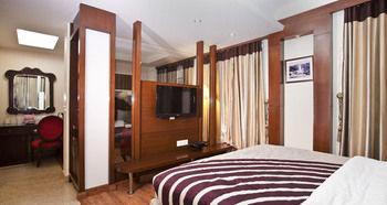 Oyo Premium Pitampura New Delhi Bagian luar foto