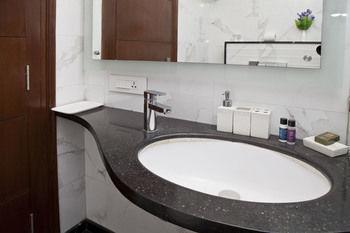 Oyo Premium Pitampura New Delhi Bagian luar foto