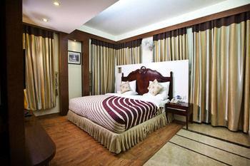 Oyo Premium Pitampura New Delhi Bagian luar foto