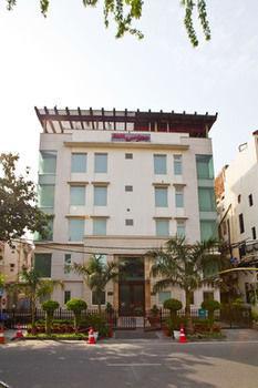 Oyo Premium Pitampura New Delhi Bagian luar foto